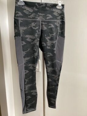 Heathered grey and green camo capri leggings